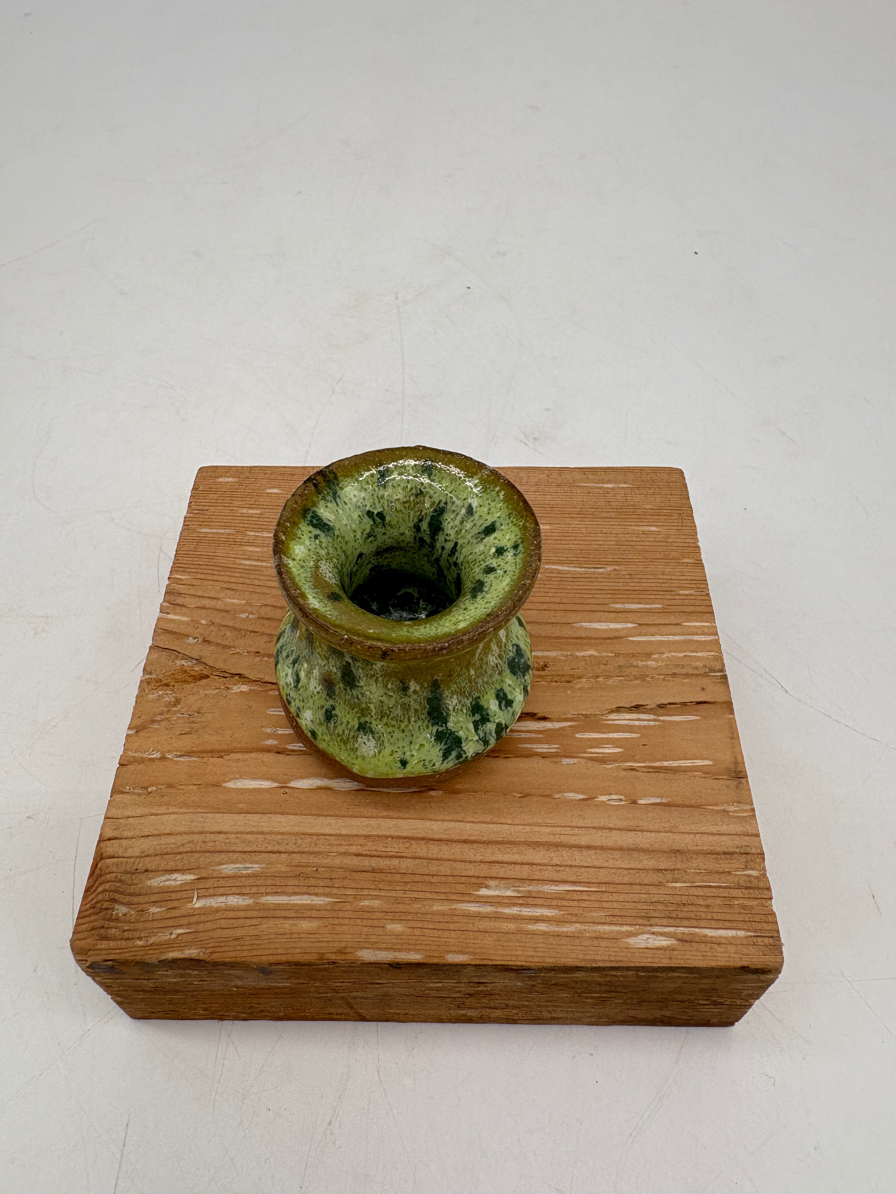 Green Freckle Whisker Holder