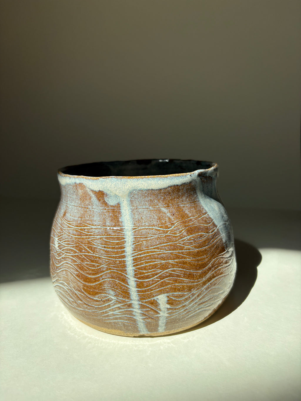 Brown textured pot - 40