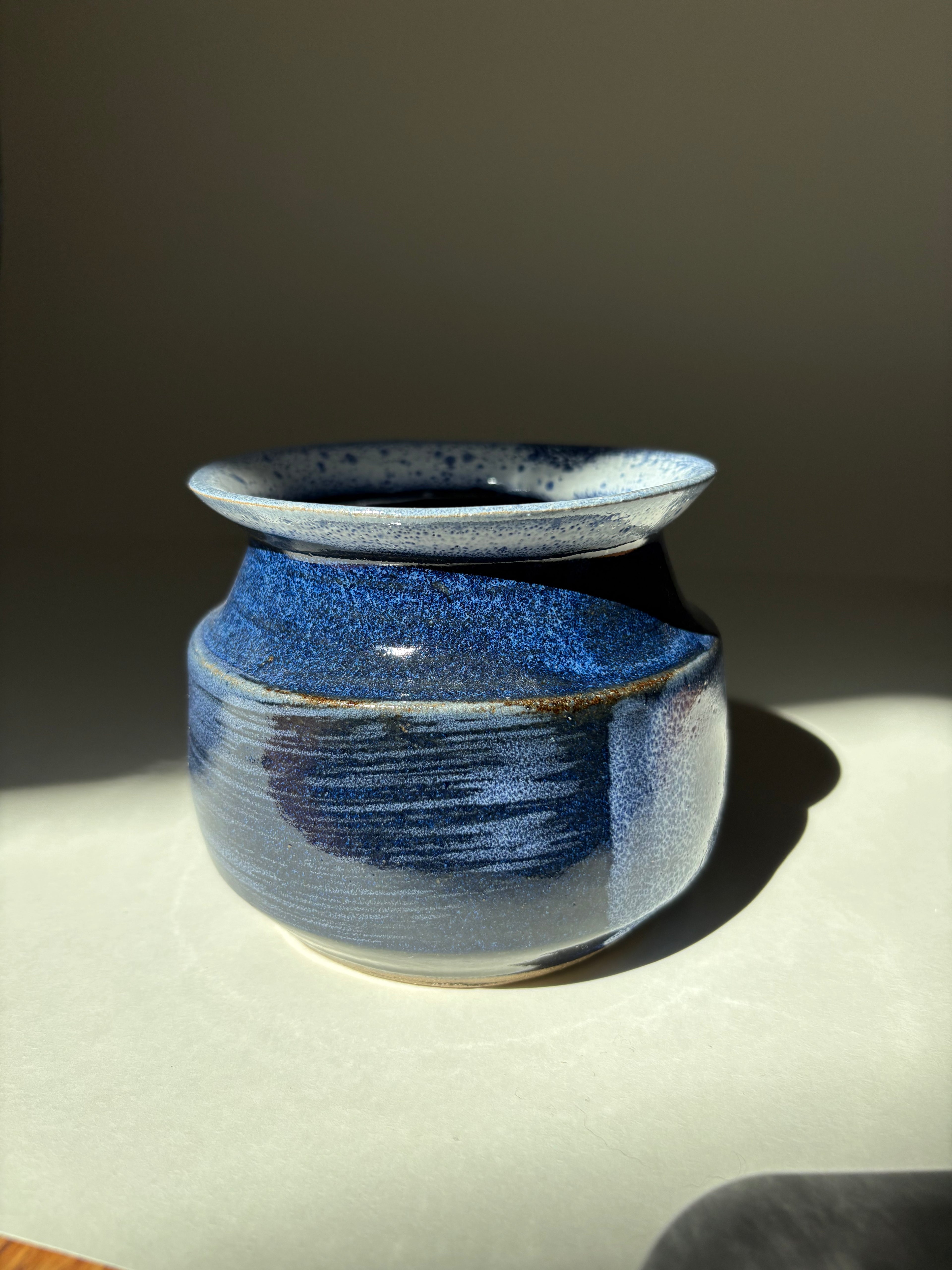 Navy and white pot - 39