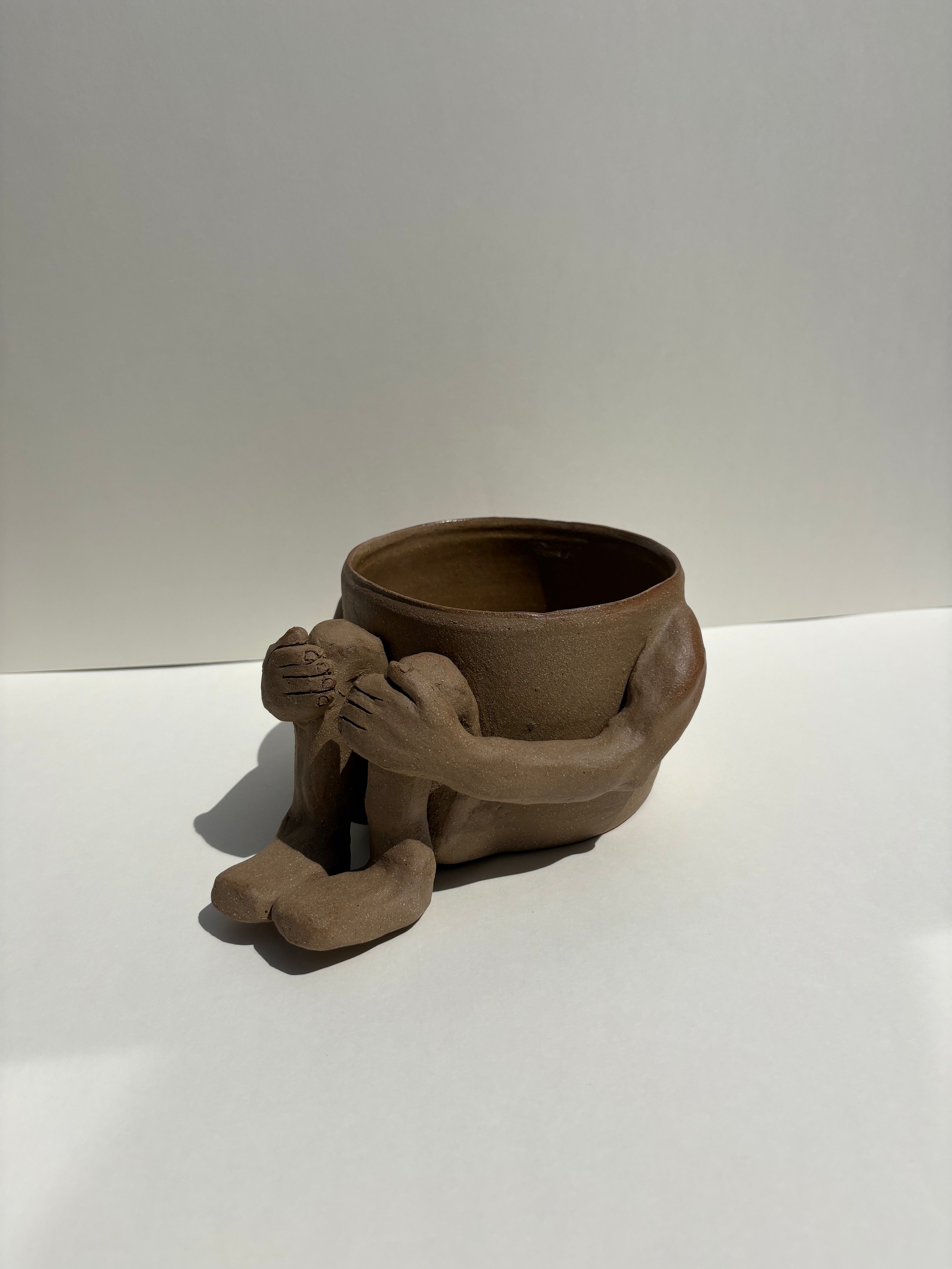 Knees tucked pot - 47